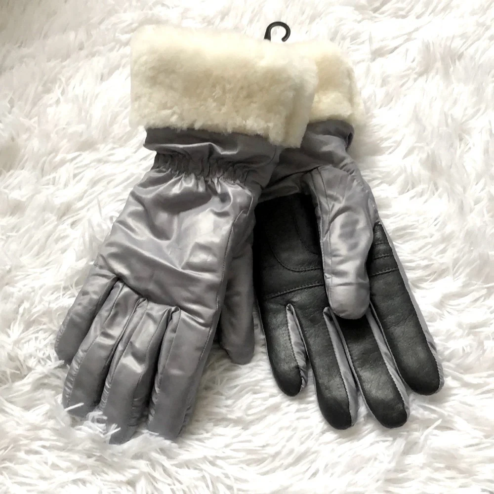 UGG women’s gloves
